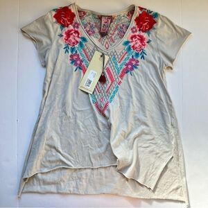 JOHNNY WAS Ramie Short Sleeve Floral Embroidered SharkBite Hem Tunic Top S NWT